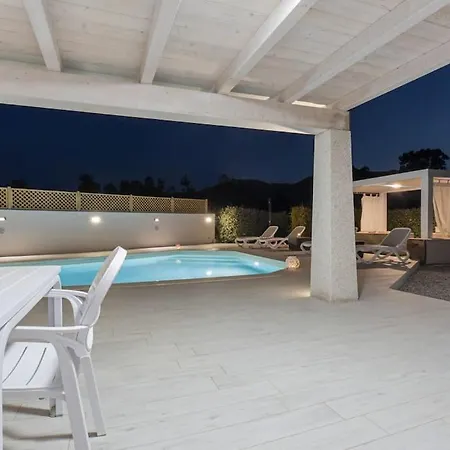 350 Mt Claudia Con Piscina Privata