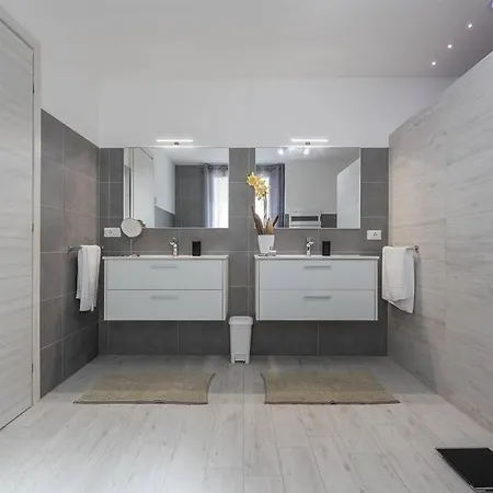 350 Mt Claudia Con Piscina Privata *